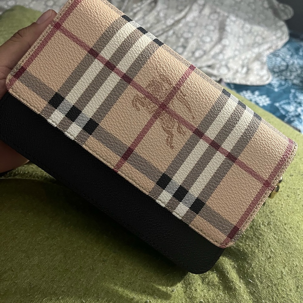 Selling this beautiful Burberry crossbody